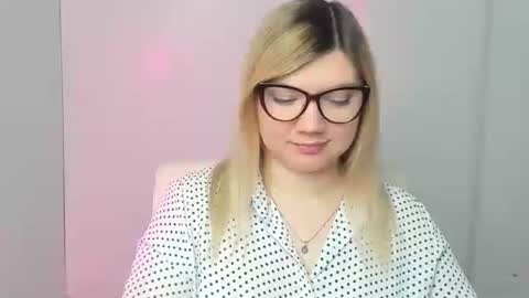 Snapshot of molly_moree chatting on 10/25/25, 06:21 Molly online show from 10/25/25, 06:21