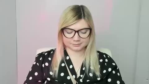 Snapshot of molly_moree chatting on 10/27/25, 12:42 Molly online show from 10/27/25, 12:42