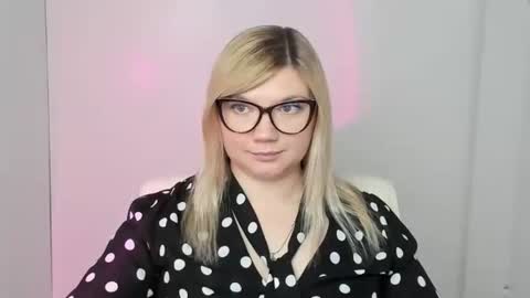 Snapshot of molly_moree chatting on 10/29/25, 01:02 Molly online show from 10/29/25, 01:02