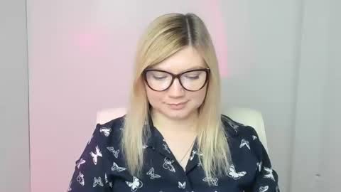 Snapshot of molly_moree chatting on 11/04/25, 01:10 Molly online show from 11/04/25, 01:10