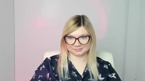 Snapshot of molly_moree chatting on 11/06/25, 01:23 Molly online show from 11/06/25, 01:23