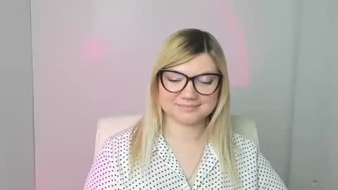 Snapshot of molly_moree chatting on 11/07/25, 04:18 Molly online show from 11/07/25, 04:18