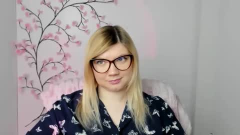 Snapshot of molly_moree chatting on 12/16/25, 12:43 Molly online show from 12/16/25, 12:43