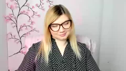 Snapshot of molly_moree chatting on 12/17/25, 12:44 Molly online show from 12/17/25, 12:44