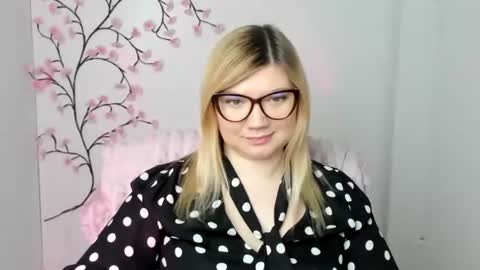 Snapshot of molly_moree chatting on 12/18/25, 12:55 Molly online show from 12/18/25, 12:55