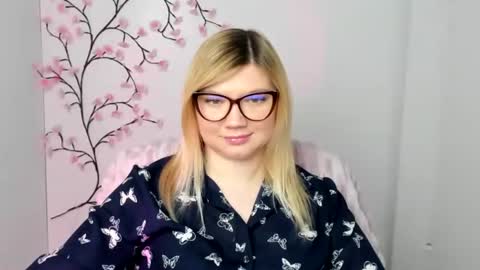 Snapshot of molly_moree chatting on 12/19/25, 01:29 Molly online show from 12/19/25, 01:29