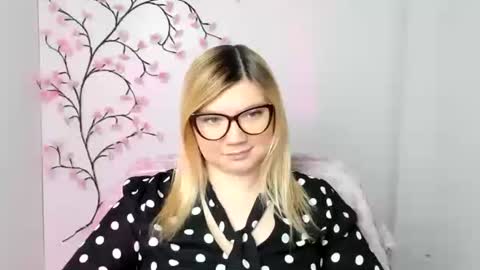 Snapshot of molly_moree chatting on 12/21/25, 12:45 Molly online show from 12/21/25, 12:45