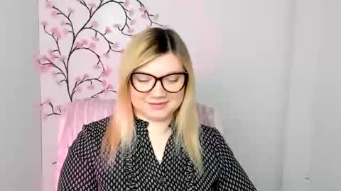 Snapshot of molly_moree chatting on 01/06/26, 12:53 Molly online show from 01/06/26, 12:53