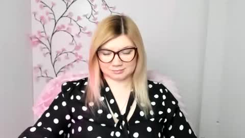 Snapshot of molly_moree chatting on 01/18/26, 12:42 Molly online show from 01/18/26, 12:42