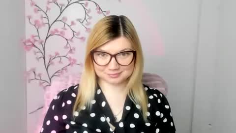 Snapshot of molly_moree chatting on 03/18/26, 12:41 Molly online show from 03/18/26, 12:41