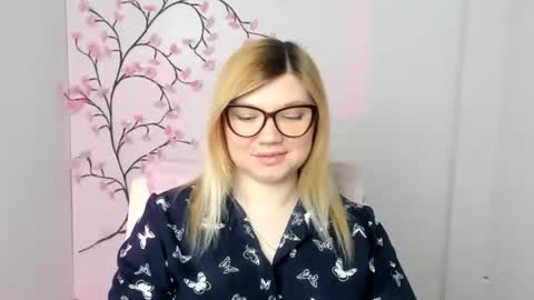 Snapshot of molly_moree chatting on 03/20/26, 12:32 Molly online show from 03/20/26, 12:32