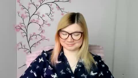 Snapshot of molly_moree chatting on 03/24/26, 12:32 Molly online show from 03/24/26, 12:32