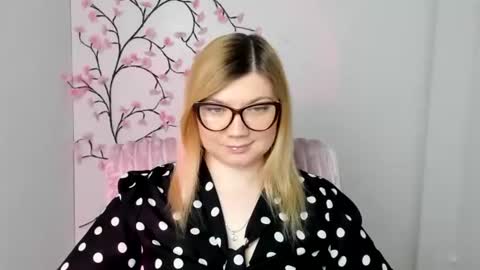 Snapshot of molly_moree chatting on 04/06/26, 11:33 Molly online show from 04/06/26, 11:33