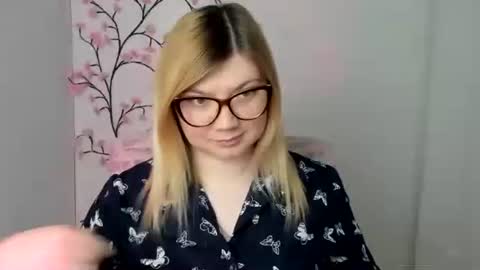 Snapshot of molly_moree chatting on 04/08/26, 11:32 Molly online show from 04/08/26, 11:32