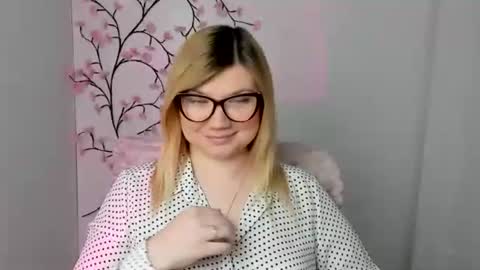 Snapshot of molly_moree chatting on 04/10/26, 11:37 Molly online show from 04/10/26, 11:37