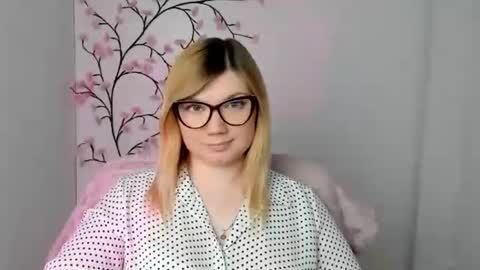 Snapshot of molly_moree chatting on 04/14/26, 11:27 Molly online show from 04/14/26, 11:27