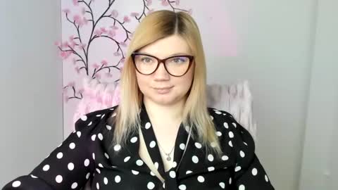 Snapshot of molly_moree chatting on 04/18/26, 11:36 Molly online show from 04/18/26, 11:36
