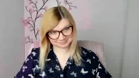 Snapshot of molly_moree chatting on 04/20/26, 11:35 Molly online show from 04/20/26, 11:35