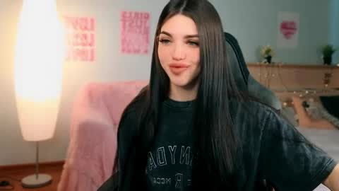 Snapshot of molly_rettyy chatting on 05/18/26, 04:07 Molly online show from 05/18/26, 04:07