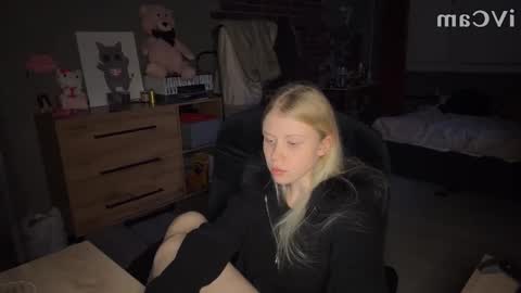 Snapshot of mollybrith chatting on 11/11/25, 09:04 MollyBrith online show from 11/11/25, 09:04