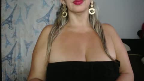 Snapshot of mollybunny01 chatting on 09/21/25, 10:22 Molly Bunny online show from 09/21/25, 10:22