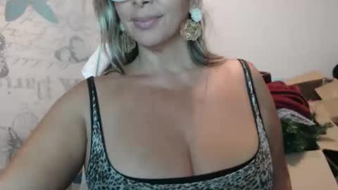 Snapshot of mollybunny01 chatting on 11/28/25, 10:56 Molly Bunny online show from 11/28/25, 10:56
