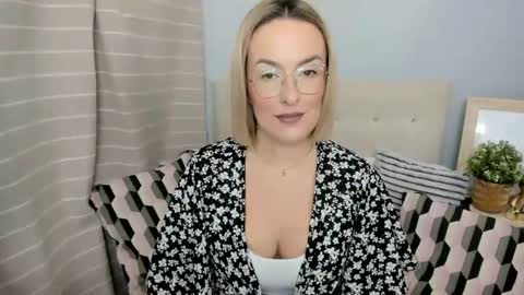 Snapshot of mollycrazy chatting on 11/13/25, 06:40 MollyCrazy online show from 11/13/25, 06:40