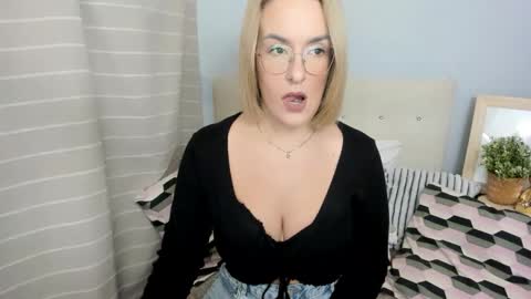 Snapshot of mollycrazy chatting on 11/27/25, 03:25 MollyCrazy online show from 11/27/25, 03:25