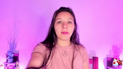 Snapshot of mollylewis18 chatting on 01/08/25, 08:39 New girl Emily Valentina  Michelle online show from 01/08/25, 08:39