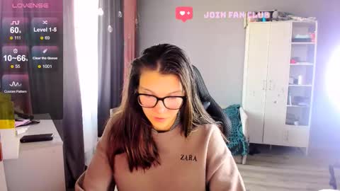 Snapshot of mollylollipop20 chatting on 09/19/25, 04:03 KIRA online show from 09/19/25, 04:03