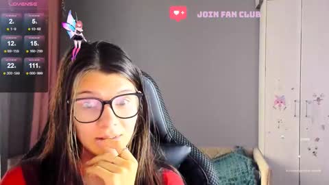 Snapshot of mollylollipop20 chatting on 09/29/25, 04:50 KIRA online show from 09/29/25, 04:50