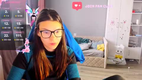 Snapshot of mollylollipop20 chatting on 10/13/25, 04:23 KIRA online show from 10/13/25, 04:23