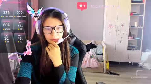 Snapshot of mollylollipop20 chatting on 10/16/25, 05:08 KIRA online show from 10/16/25, 05:08