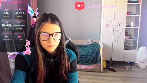 Snapshot of mollylollipop20 chatting on 10/17/25, 05:32 KIRA online show from 10/17/25, 05:32