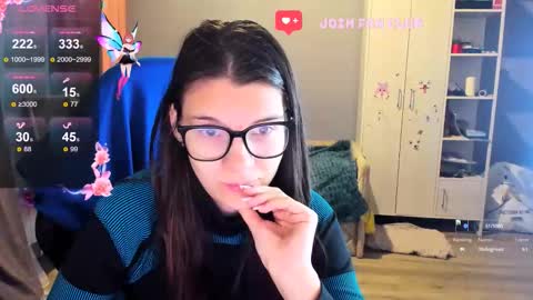 Snapshot of mollylollipop20 chatting on 10/22/25, 01:17 KIRA online show from 10/22/25, 01:17