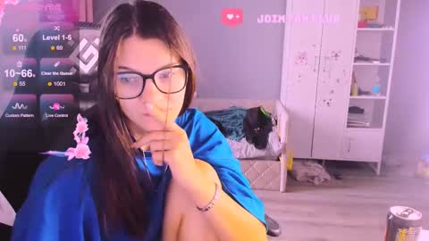 Snapshot of mollylollipop20 chatting on 10/30/25, 07:10 KIRA online show from 10/30/25, 07:10