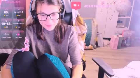 Snapshot of mollylollipop20 chatting on 11/10/25, 01:59 KIRA online show from 11/10/25, 01:59