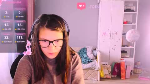 Snapshot of mollylollipop20 chatting on 11/13/25, 06:23 KIRA online show from 11/13/25, 06:23