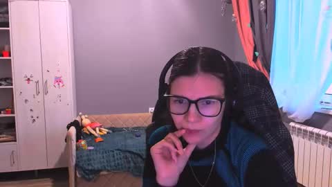 Snapshot of mollylollipop20 chatting on 12/02/25, 02:50 KIRA online show from 12/02/25, 02:50