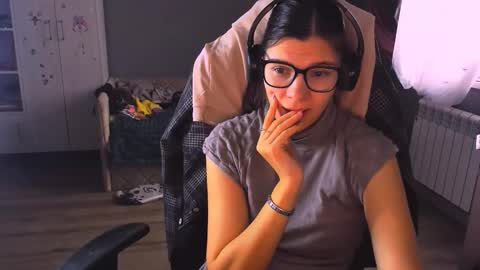 Snapshot of mollylollipop20 chatting on 12/04/25, 05:06 KIRA online show from 12/04/25, 05:06