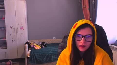 Snapshot of mollylollipop20 chatting on 12/05/25, 06:44 KIRA online show from 12/05/25, 06:44