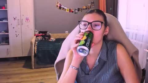 Snapshot of mollylollipop20 chatting on 12/15/25, 05:55 KIRA online show from 12/15/25, 05:55