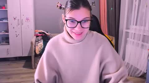 Snapshot of mollylollipop20 chatting on 12/16/25, 02:05 KIRA online show from 12/16/25, 02:05