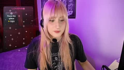 Snapshot of mollymeyeer chatting on 04/01/26, 03:40 Molly online show from 04/01/26, 03:40