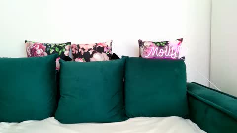 Molly online show from 09/19/25, 06:04