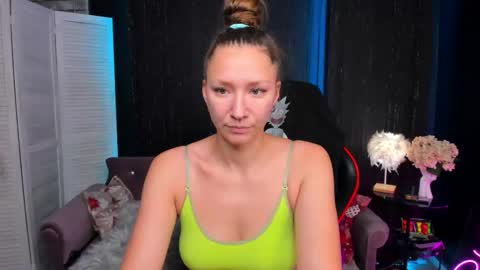 Snapshot of mollynay chatting on 11/18/25, 12:38 hi im Molly heregreat boobs big heart warm pussy online show from 11/18/25, 12:38