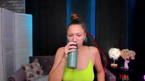 Snapshot of mollynay chatting on 11/19/25, 12:43 hi im Molly heregreat boobs big heart warm pussy online show from 11/19/25, 12:43