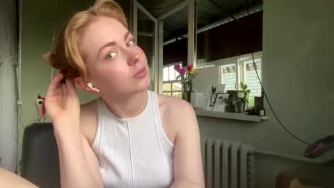 Snapshot of molyangel chatting on 06/04/26, 04:24 Oksana online show from 06/04/26, 04:24