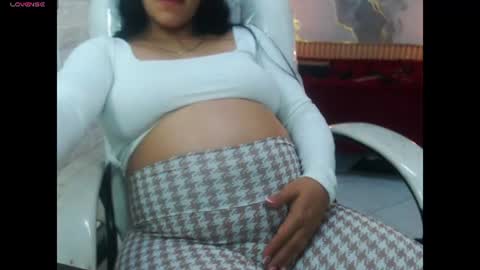 Snapshot of mom_divine chatting on 06/11/26, 04:43 mom online show from 06/11/26, 04:43