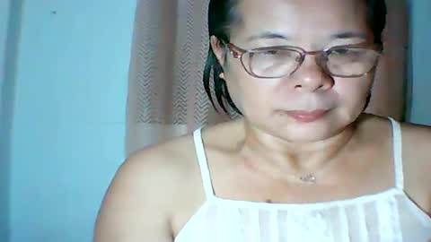 Snapshot of mombastic55 chatting on 05/18/26, 01:17 mombastic55 online show from 05/18/26, 01:17